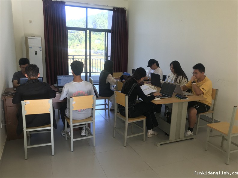 38f2ce3a2c3c9cb0809e3d8510a39d1c.jpg 图5 参赛学生赛前刻苦训练_副本.jpg