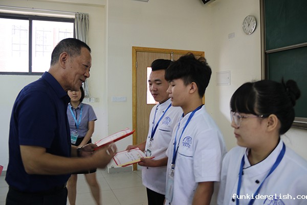 8a25d45b9db093b44e320fce375f03f4.jpg 优秀学员领取荣誉证书.JPG