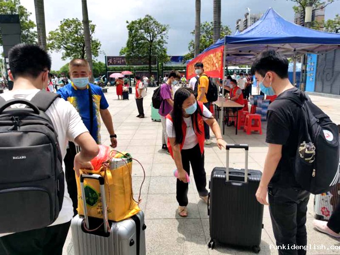 8ad6d50f0074df87ac1027bd6fbb3358.jpg 参加接站志愿服务,行李消杀.jpg